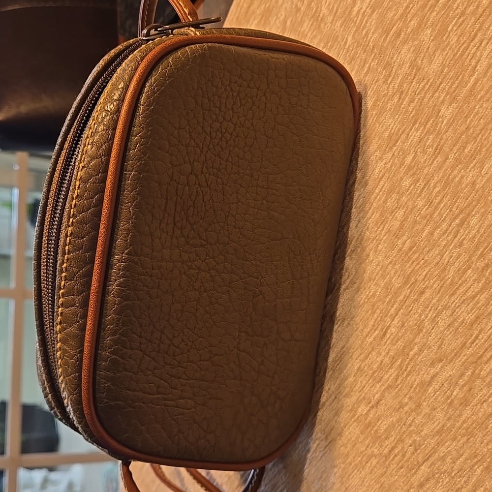 Esprit Brown Olive Crossbody Bag with Vintage-Inspired Design - Picture 3 of 7
